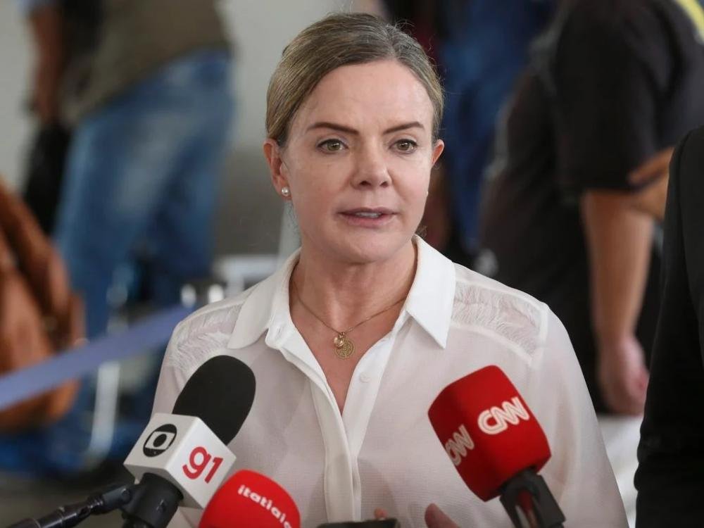 “É organização criminosa que chama, né?”, indaga Gleisi, após Wassef culpar Wajngarten como mentor do plano de resgate do Rolex