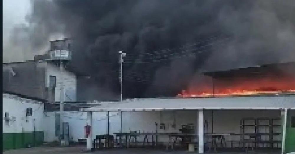 Em Salvador, garagem de ônibus pega fogo e três veículos são consumidos pelas chamas; veja vídeo