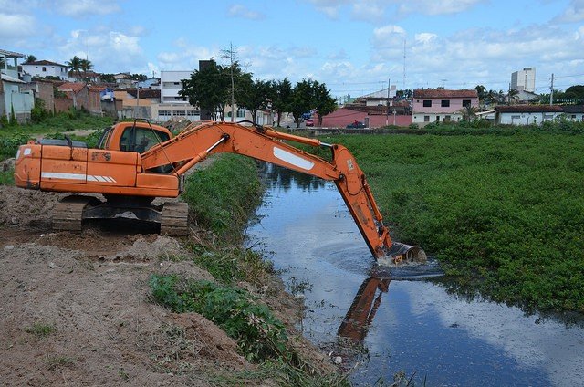 Prefeitura executa serviços de limpeza e desassoreamento na Lagoa da Cavada