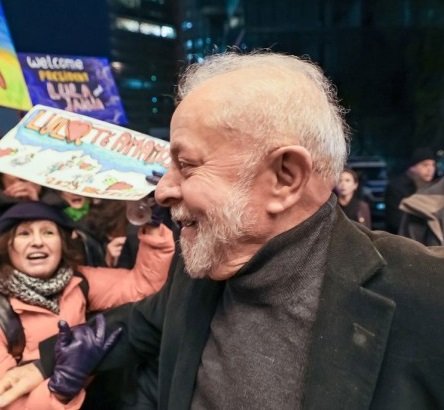 Lula chega a Berlim, onde reforça acordos em diversos setores