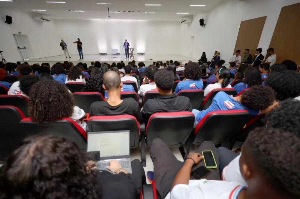 Barroso, do STF, ministra aula para estudantes em Lauro de Freitas