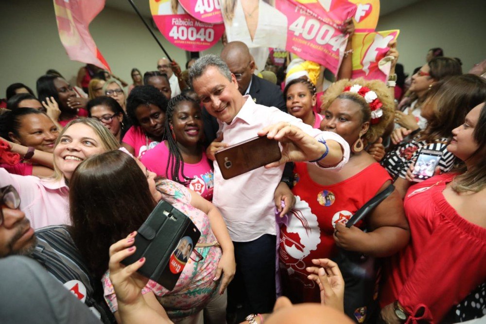 Chega de atitudes machistas, diz Rui no encontro com mulheres