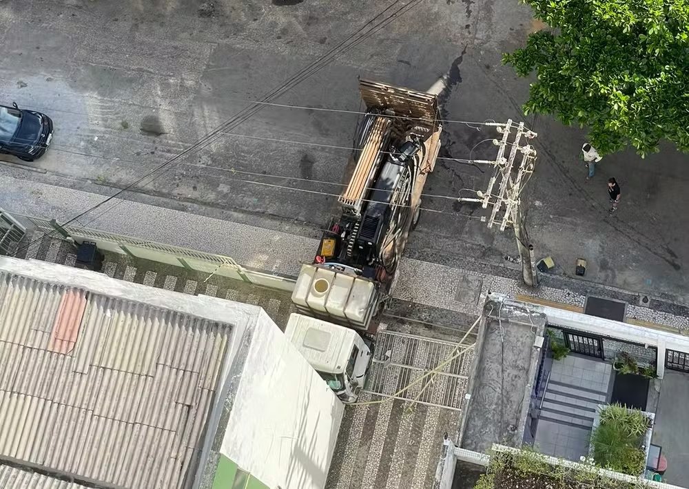 Caminhão desgovernado sai de garagem, arrasta carro e invade prédio em bairro de Salvador