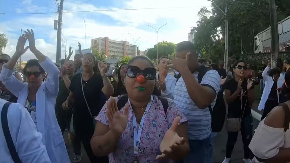 Enfermeiros colocam nariz de palhaço para cobrar pagamento do piso salarial em um dos principais hospitais públicos da Bahia