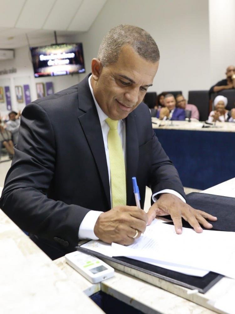 Dia histórico’, diz Bira durante posse como prefeito de Mata de São João