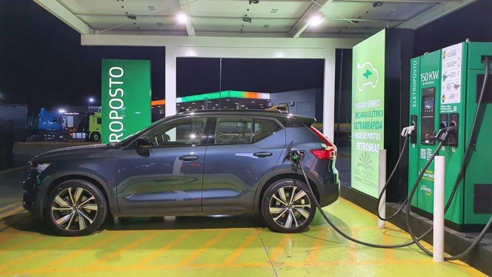 Rede de postos BR terá 15 unidades com tomadas para carros elétricos em rota de 2 mil quilômetros