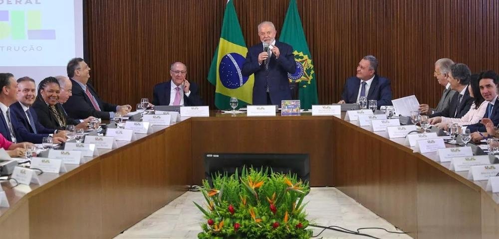 Na última reunião ministerial do ano, Lula exalta Haddad e celebra reforma tributária
