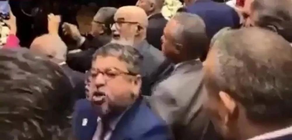 Deputado dá um tapa em colega durante sessão no Congresso