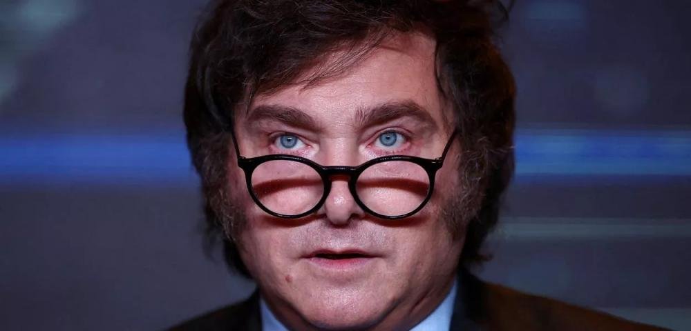 Argentina: Milei assina decreto para privatizar estatais, afrouxar direitos trabalhistas e desregulamentar economia