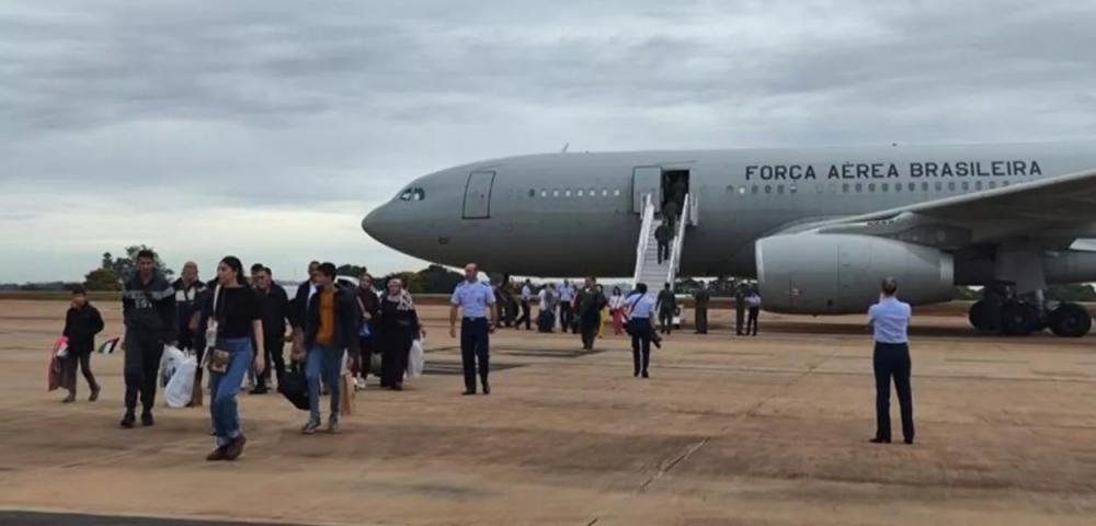 Avião com 30 repatriados da Faixa de Gaza chega a Brasília