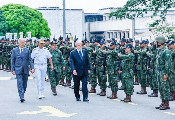 Lula construiu relação saudável com militares em seu primeiro ano de governo