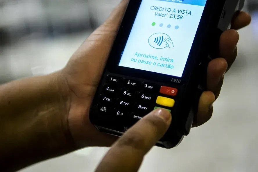 Fazenda esclarece que teto nos juros do rotativo começa a valer nesta quarta-feira; entenda