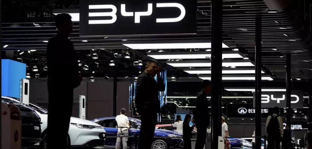 Após se tornar maior empresa de carros elétricos do mundo, BYD premia revendedores
