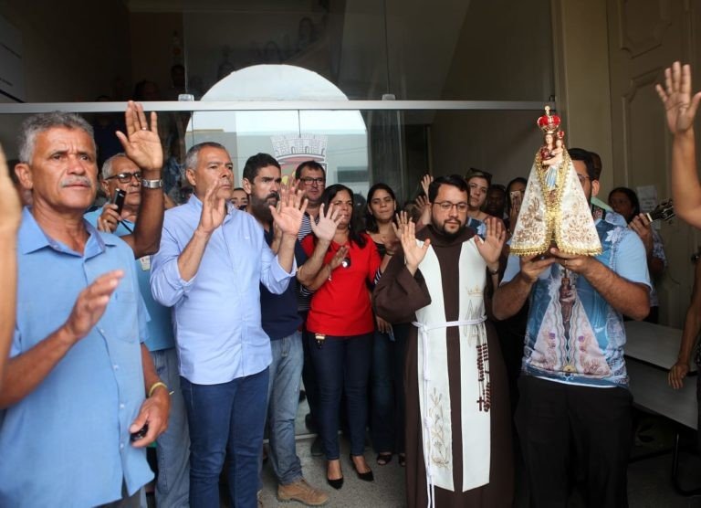 Prefeitura recebe visita da imagem de Nossa Senhora de Nazaré