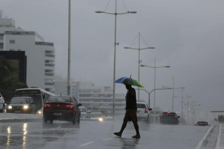 Segundo o Climatempo, a previsão do tempo para hoje é de temperaturas entre 25° e 30° e com possibilidade de chuva em Salvador - BA