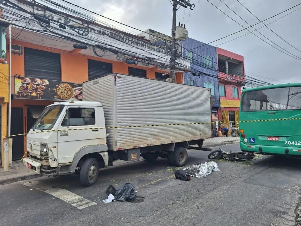 Em Salvador, motociclista morre após colidir com caminhão na estrada de Mata Escura