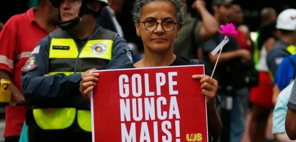 “Sem anistia!”: manifestantes ocupam vão do Masp e pedem punição a todos os envolvidos nos ataques de 8/1