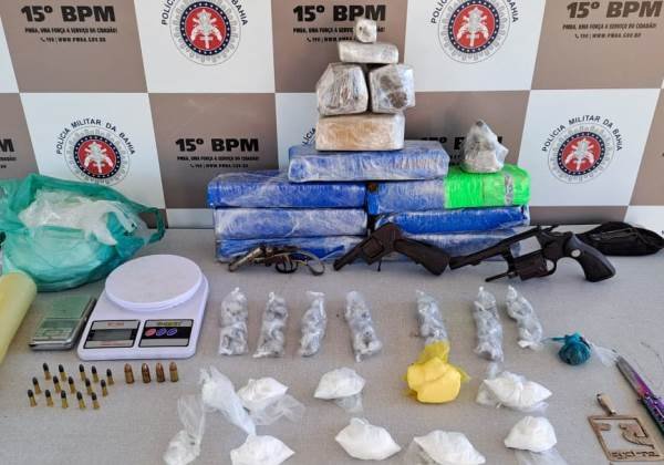 Após denúncia anônima, armas e drogas são apreendidas pela polícia