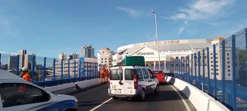 Em Salvador, rodoviário 'surta', sobe em teto de ônibus e trava trânsito na ACM
