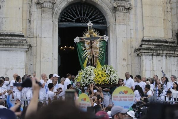 Fiéis seguem imagem do Senhor do Bonfim no cortejo: 'muita emoção'