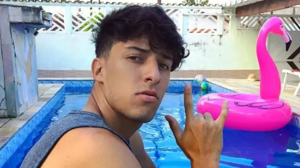 Influencer encontrado enterrado em quintal de casa morreu de overdose