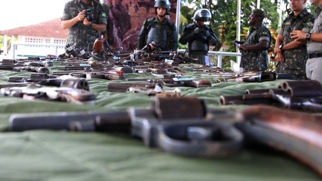 Bolsonaro impulsiona votação da liberação de armas ainda em 2018 na Câmara