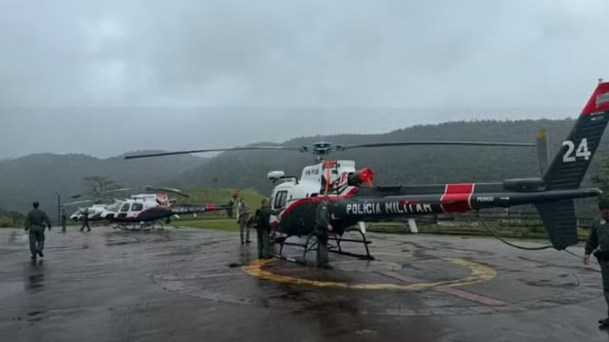 Corpos de vítimas de queda de helicóptero em SP são retirados da mata e seguem por terra para o IML