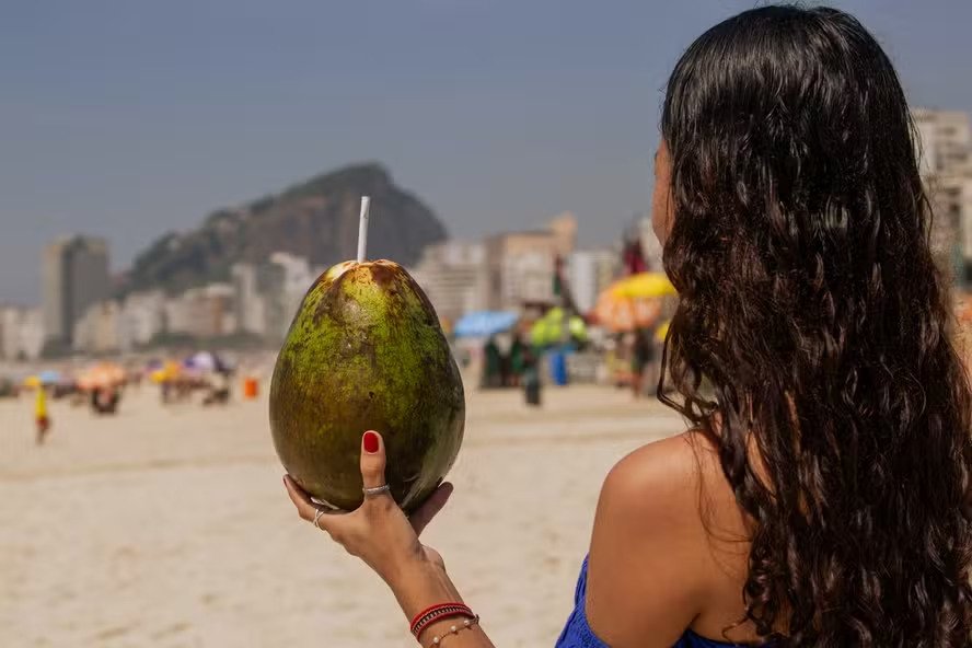 ‘Inflação do verão’: picolé a R$ 30 e água de coco a R$ 15. Consumidores reclamam de preços altos nas praias
