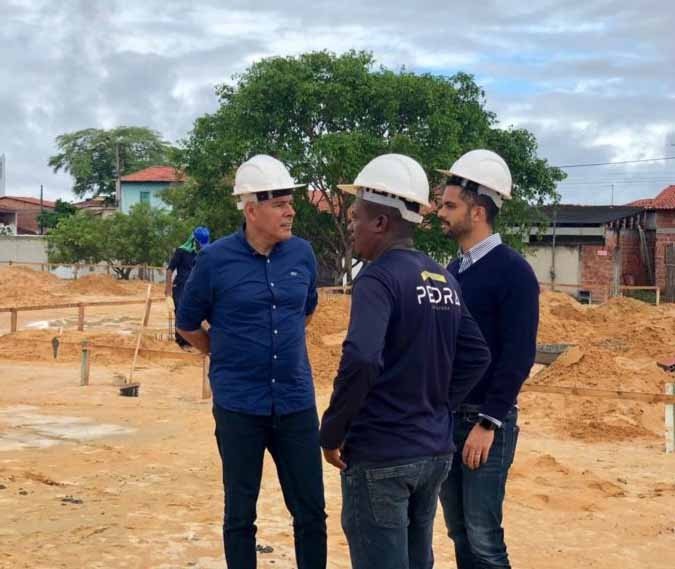 Secretário de Educação visita obras das 5 creches