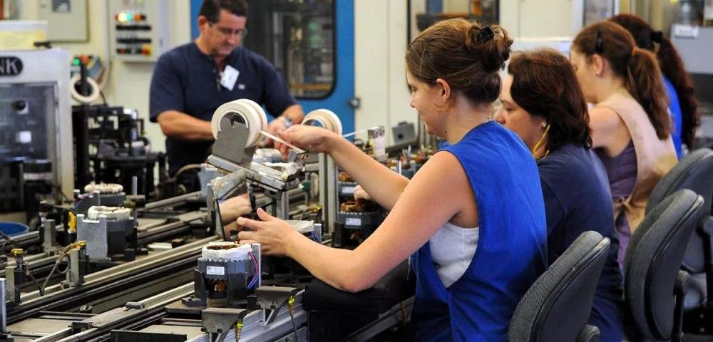 Empresas devem iniciar o envio de relatórios de transparência salarial a partir desta segunda-feira (22)