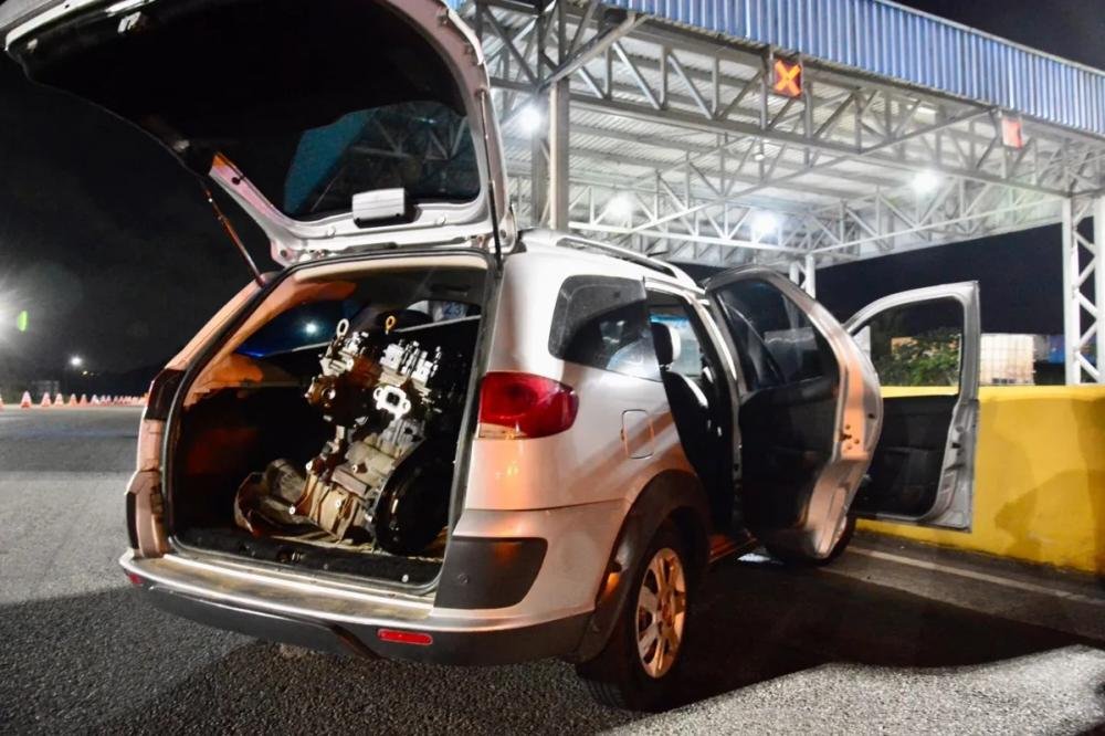 Na Bahia, três homens são presos transportando motor de carro roubado na BR-324