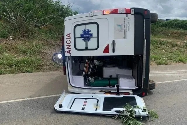 Ambulância desvia de carro na contramão e tomba em rodovia na Bahia