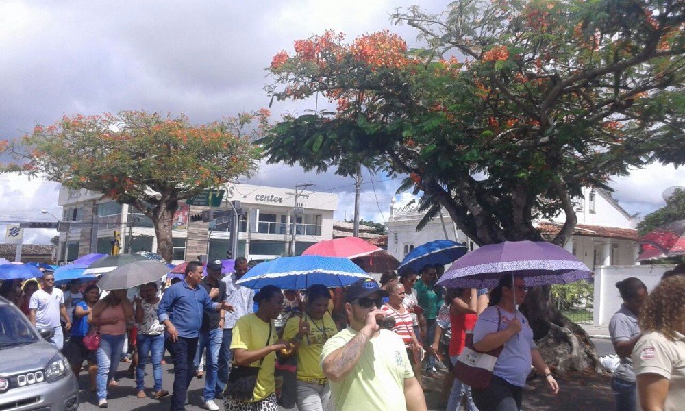 Servidores em assembleia decidem pela continuidade da greve.