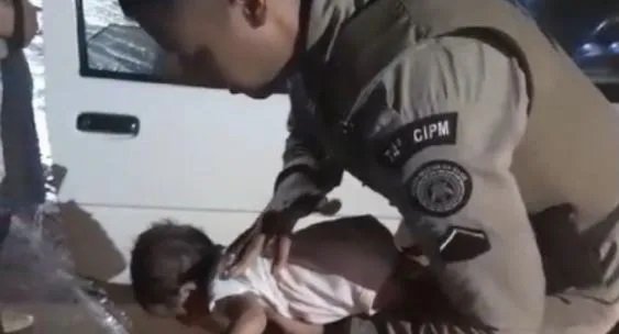 PMs salvam vida de bebê engasgado na Bahia; veja toda ação