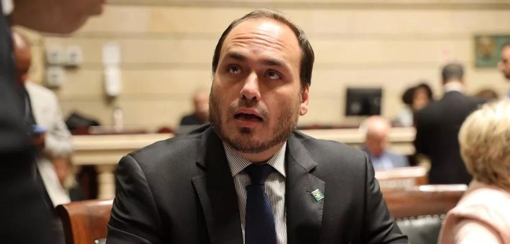 Carlos Bolsonaro é alvo da PF em operação contra esquema de espionagem ilegal da Abin