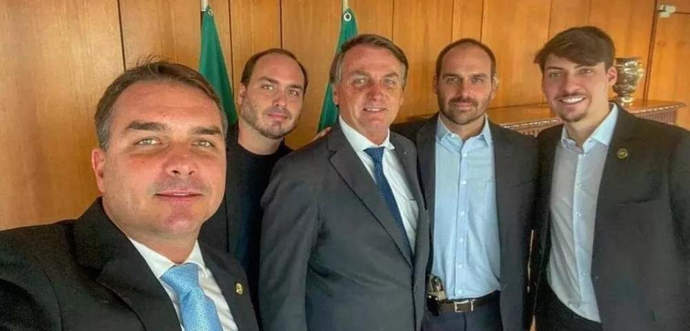 Família Bolsonaro saiu de barco e pode ter destruído provas após a chegada da PF