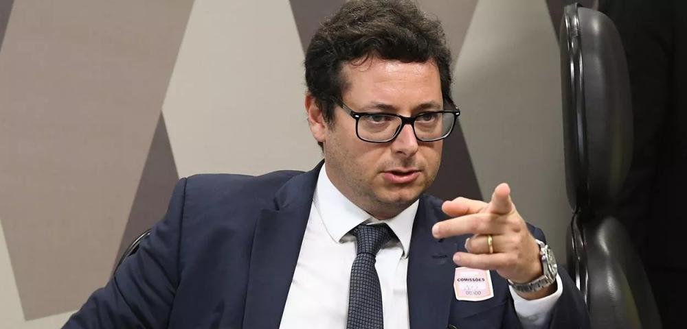 Nota do advogado da família Bolsonaro fortalece a hipótese de computadores e celulares jogados ao mar