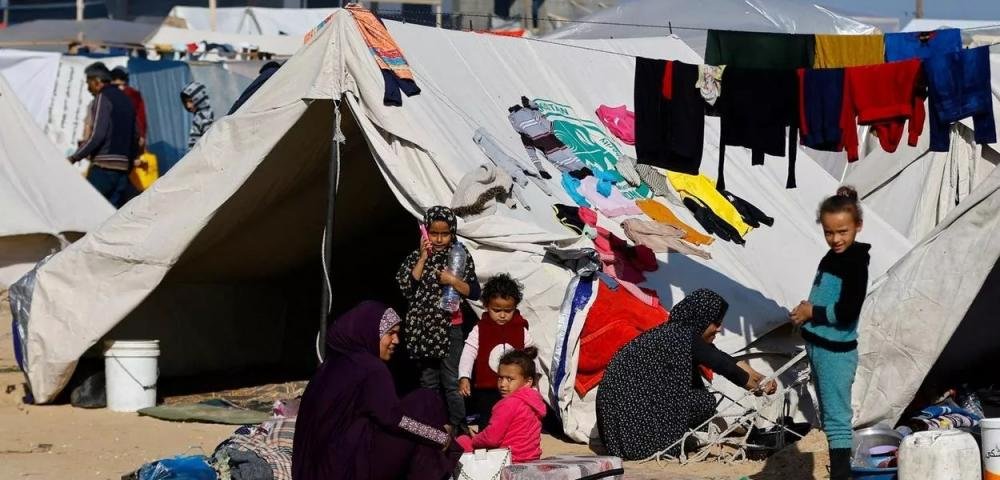 Crise humanitária se agrava em Gaza e palestinos comem grama e bebem água suja para tentar sobreviver