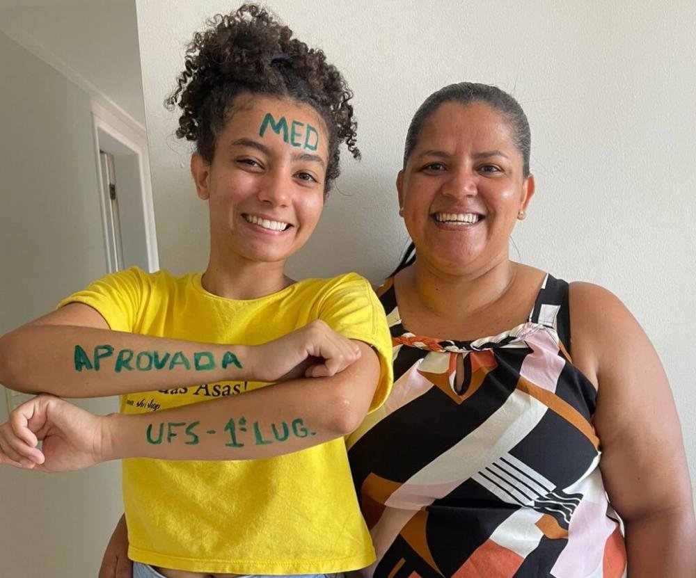 Aluna da rede pública aprovada em 1° lugar para Medicina na UFS