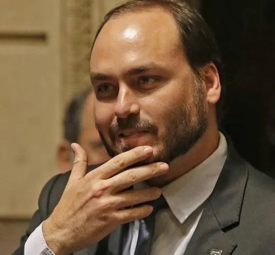 O computar secreto apreendido pela PF com Carlos Bolsonaro