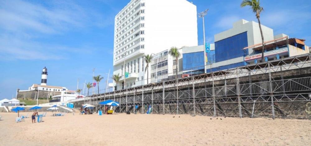 Montagem da passarela do Carnaval dos ambulantes é interditada devido ao descumprimento das normas de segurança, representando um risco para os trabalhadores