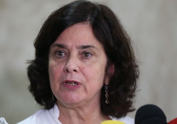 Dengue - Ministra da Saúde alerta para surtos no país e pede mobilização nacional