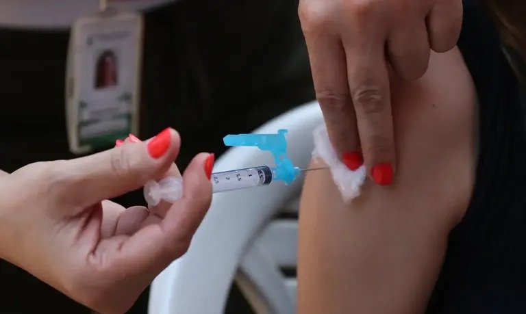 Vacinação contra a dengue começa para crianças de 10 e 11 anos