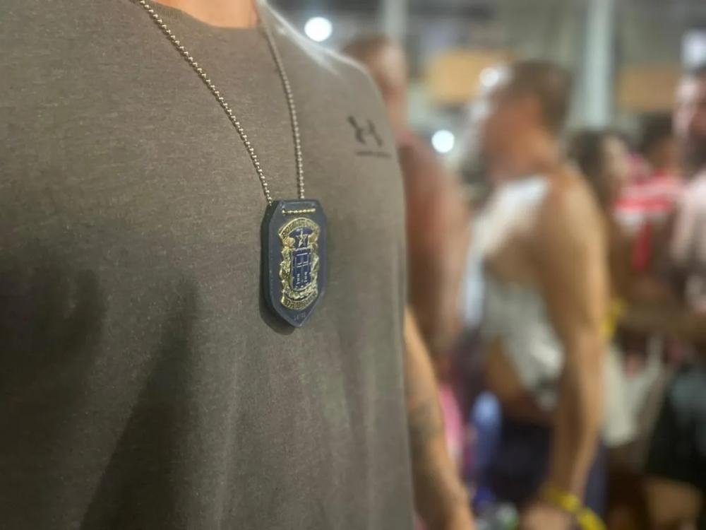 Agentes da Polícia Civil circulam infiltrados entre os foliões para evitar furtos. - Foto: Ascom / SSP