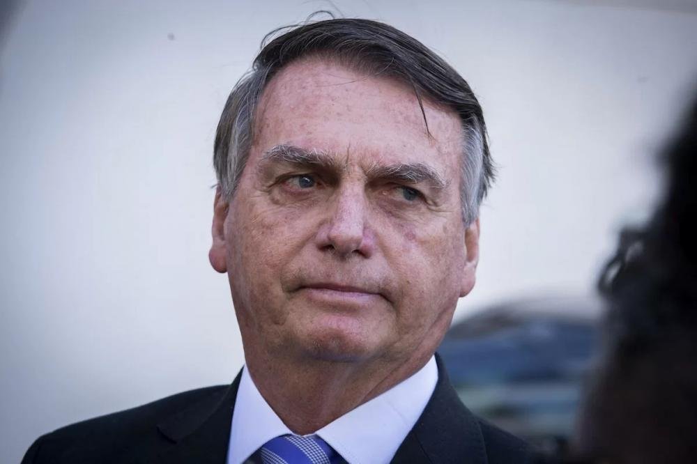 À beira da prisão, Bolsonaro delineia sua estratégia e se lança candidato, mesmo sem direitos políticos