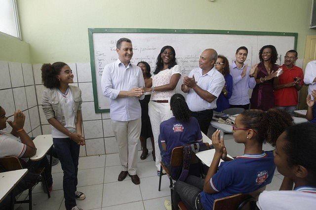 Rui anuncia 3 mil bolsas para professores: valorização do trabalho.
