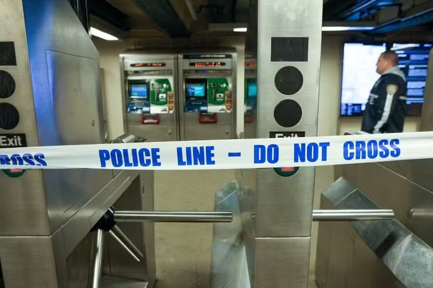 Polícia de NY atende chamado no metrô no Bronx após ataque a tiros — Foto: Reprodução / Redes sociais