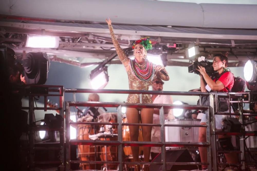 Ivete arrasta multidão ao som de 'Macetando', música do Carnaval