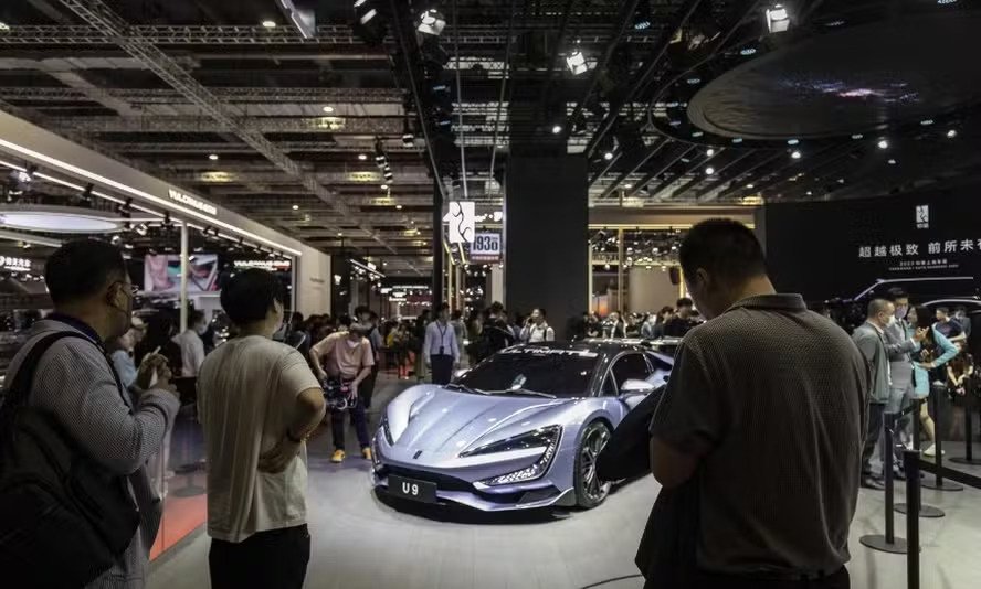 Subsídios, engenheiros ousados e baterias baratas: como a China construiu a BYD, empresa que desbancou a Tesla