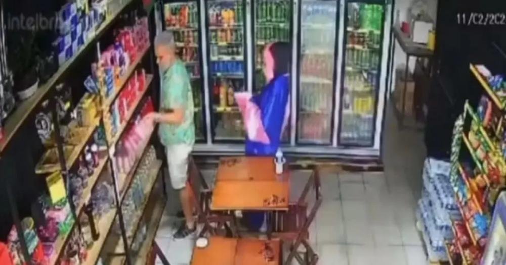 VÍDEO: Criminoso fantasiado faz disparos e mata homem em folia de Olinda